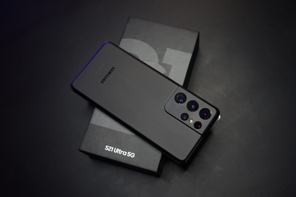 black smartphone Samsung S21 Ultra