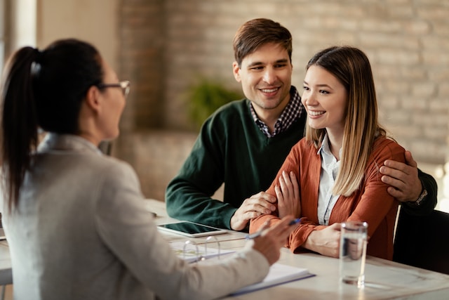 woman and her husband communicating with agent