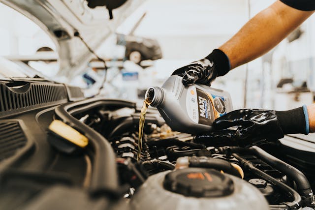 pouring-oil-to-engine